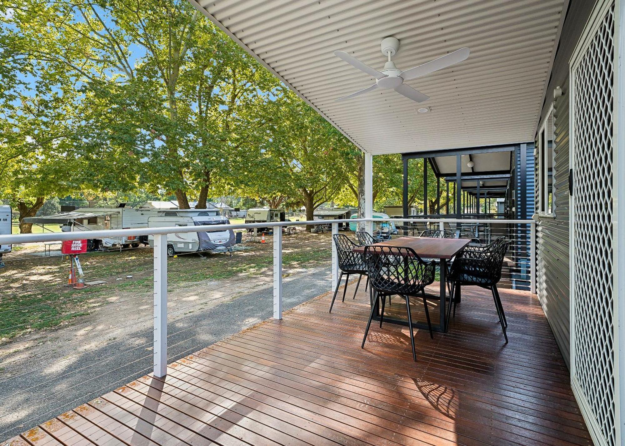 Myrtleford Holiday Park Bagian luar foto