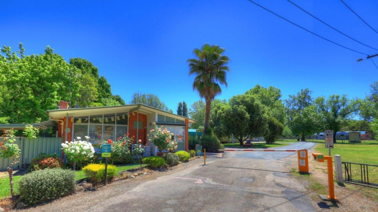 Myrtleford Holiday Park Bagian luar foto