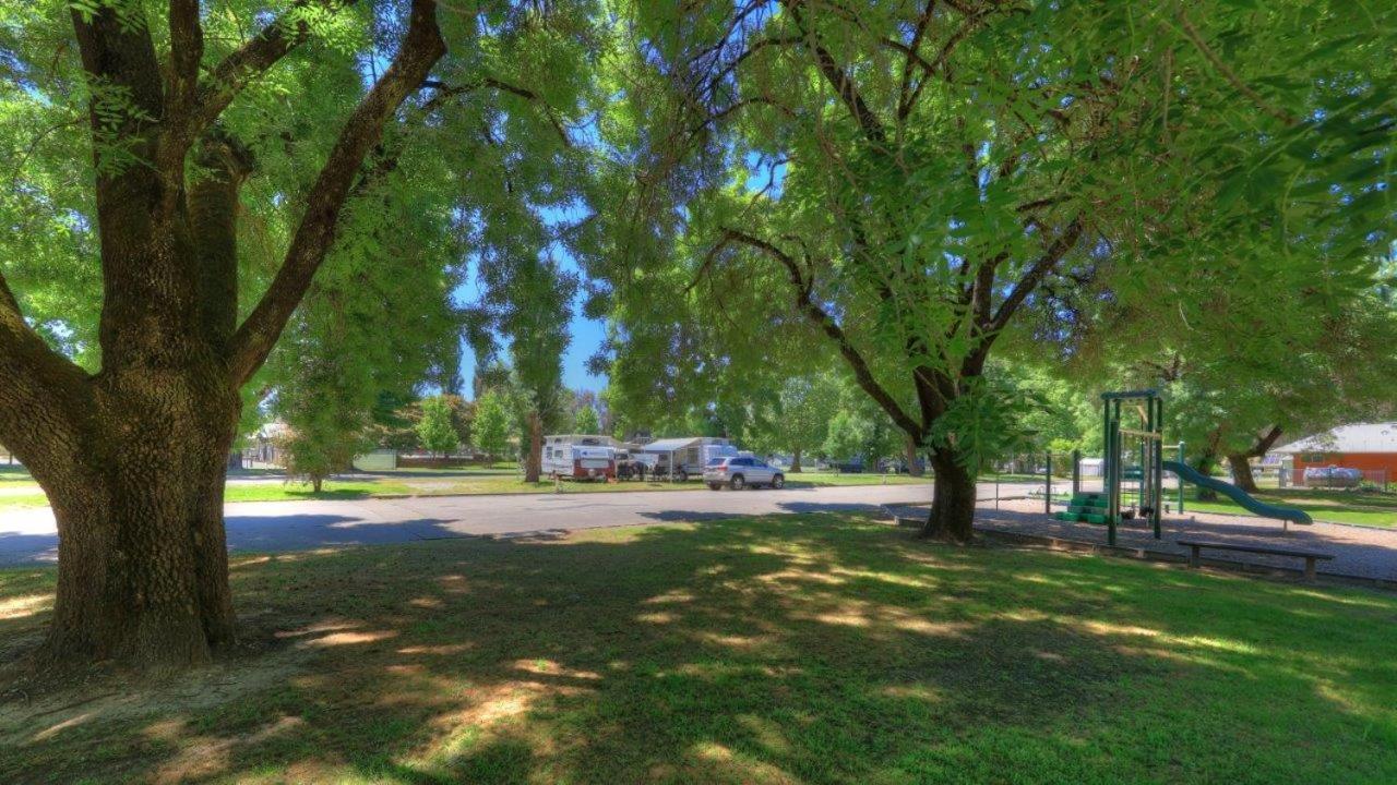 Myrtleford Holiday Park Bagian luar foto